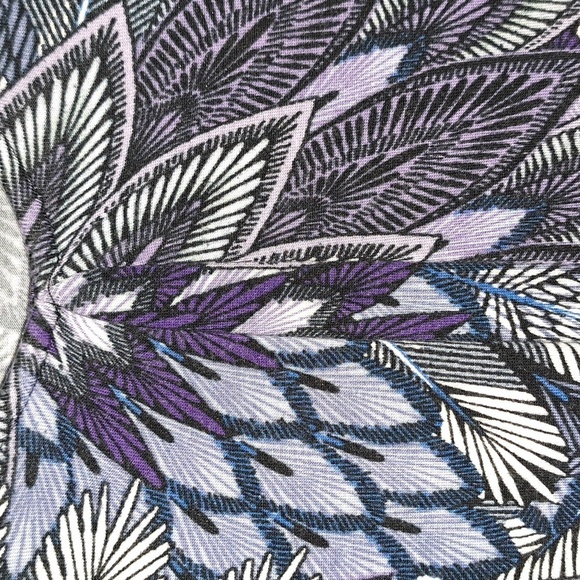 Croft & Barrow Women's Feather Print V-Neck Short Sleeve Top Plus Size 1X - Picture 3 of 9